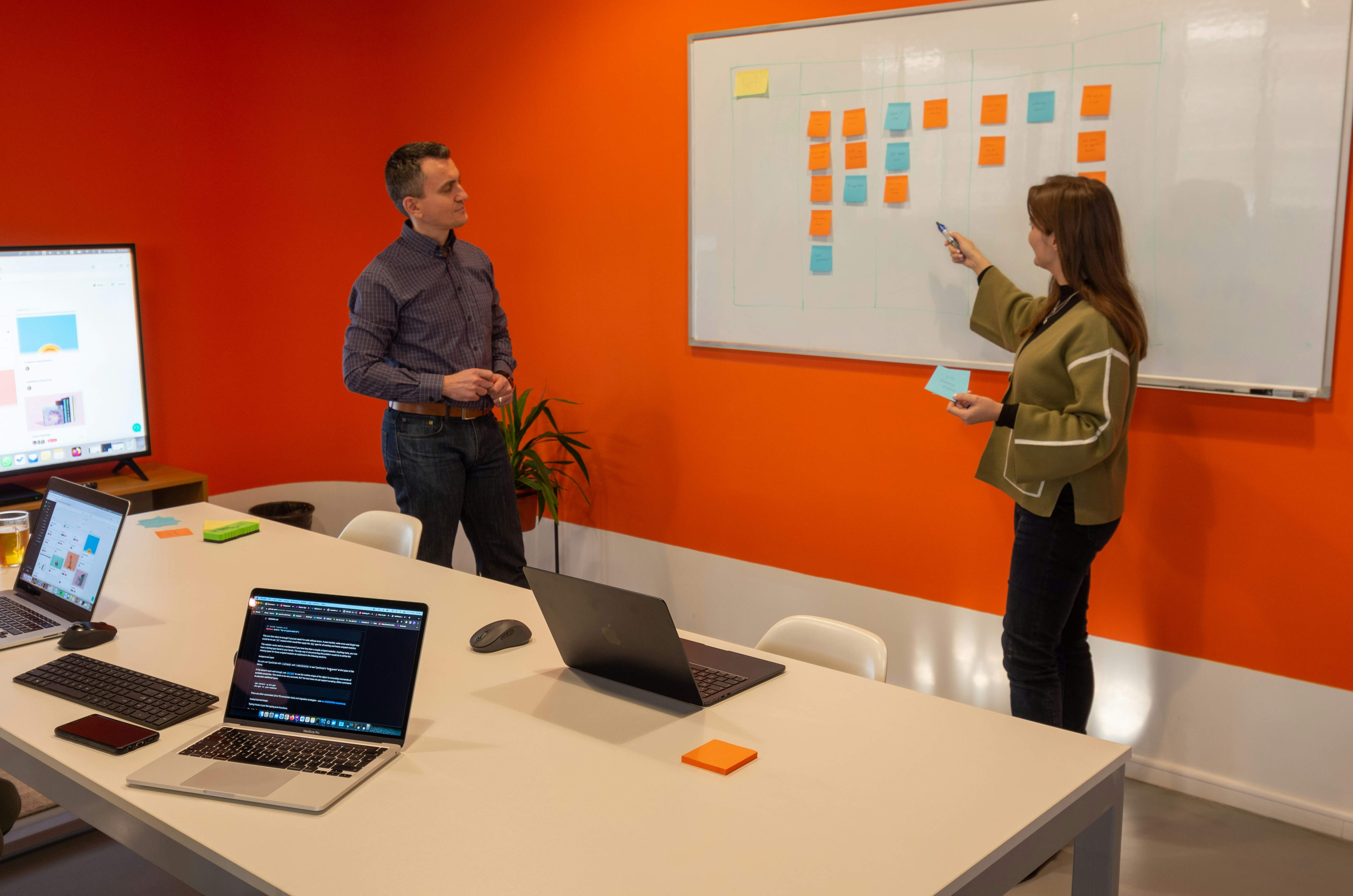Equipo revisando información en una oficina moderna