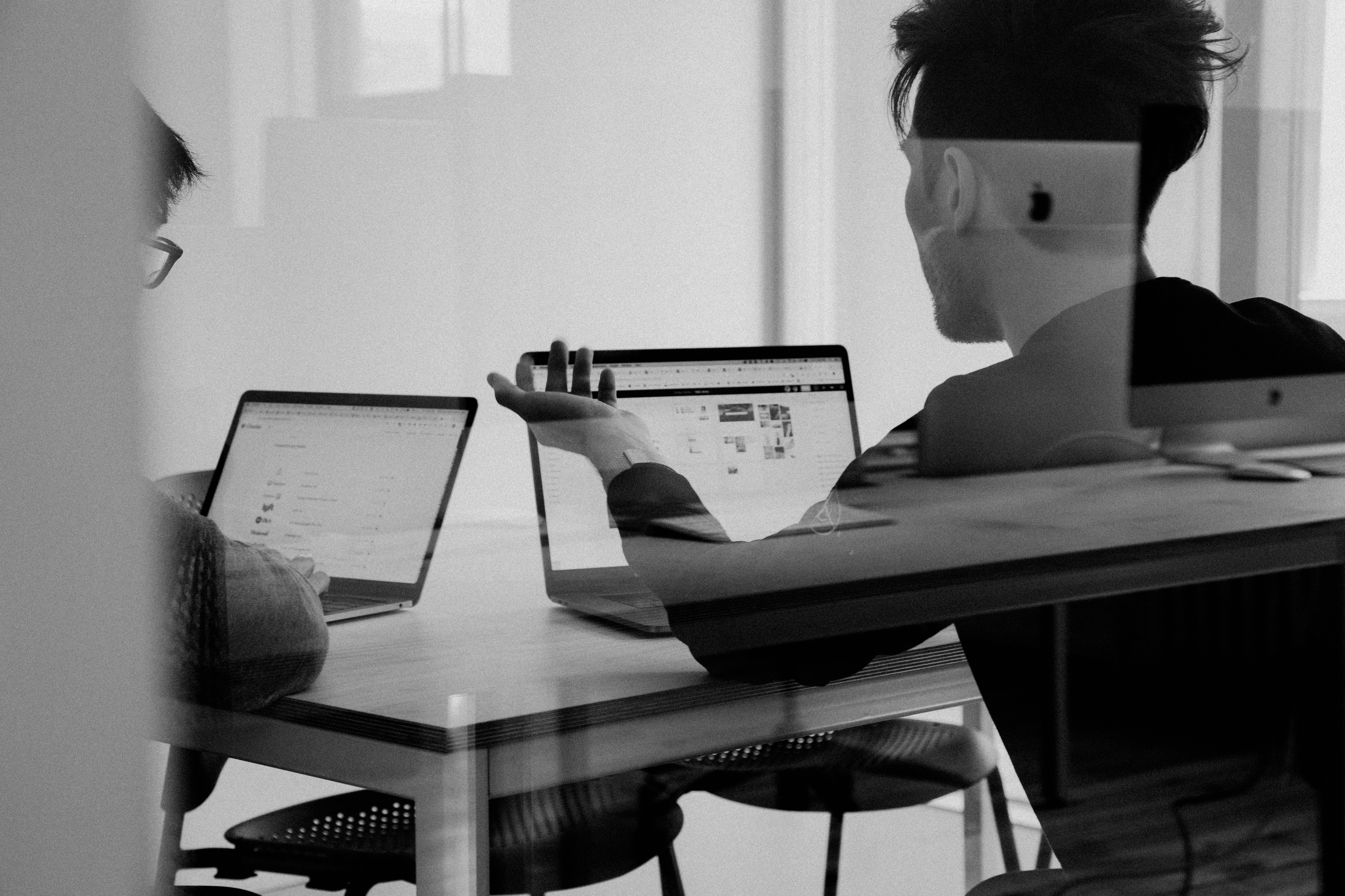 Persona trabajando frente a una laptop para representar límites explícitos